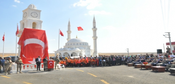 İdil`in Aksoy Köyünde Şehitler İçin Yapılan Anıt Açıldı