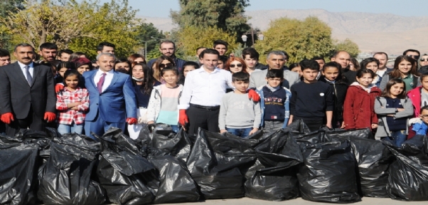 Kaymakam Sinanoğlu, Çocuklarla El Ele Verip Sokakları Temizledi