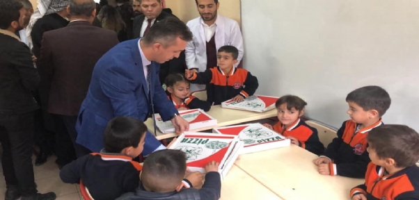 Sınır Köylerinde Okuyan Öğrencilere Pizza Sürprizi