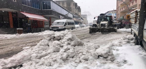 Uludere Belediyesi`nden Öğrencilere Kışlık Bot Ve Mont Yardımı