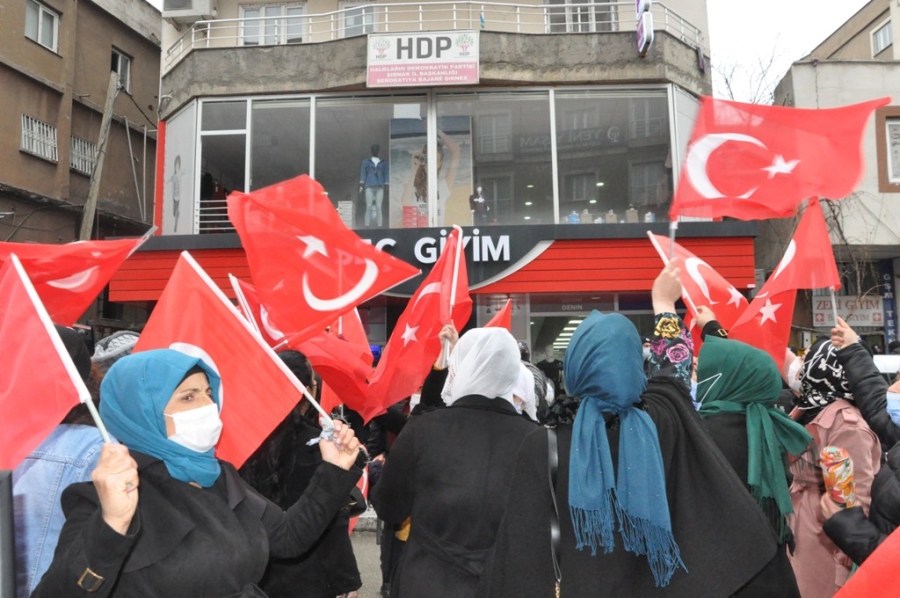 Şırnak'ta acılı anneler 'Kahrolsun PKK' sloganları ile evlatlarını HDP'den istedi