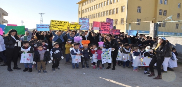 Cizre`de Kaymakam, Öğrencilerle Çevreyi Temizledi