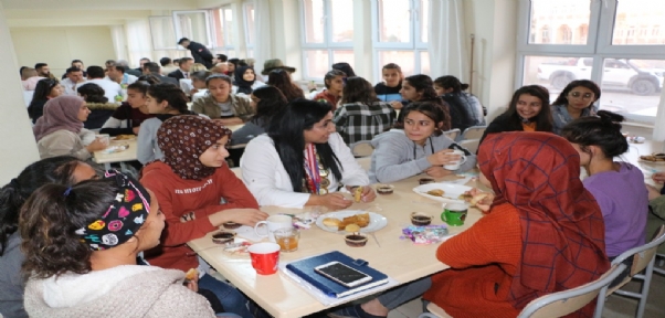 Kaymakam Eşi Tarafından Süslenen Pastalar Kız Öğrencilere İkram Edildi