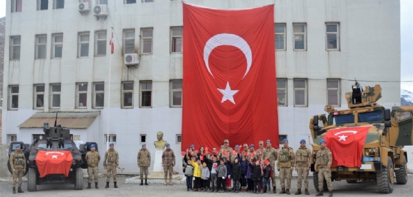 Beytüşşebap`ta Öğrenciler Zırhlı Araçla Şehir Turu Attı