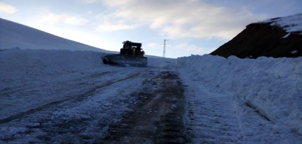 Şırnak`ta Kar Kalınlığı 2 Metreye Ulaştı, Köy Yolları Ulaşıma Kapandı