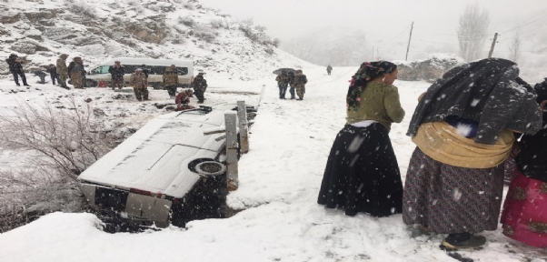 Beytüşşebap`ta Yolcu Minibüsü Şarampole Yuvarlandı: 5 Yaralı