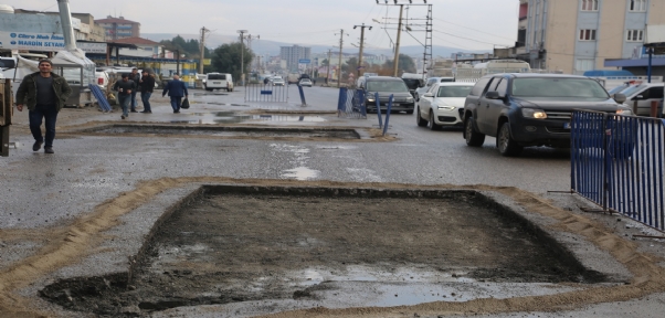 Cizre`de Yol Onarım Ve Yama Çalışmaları