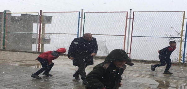 Uludere İlçe Milli Eğitim Müdürü Demirtaş Öğrencilerle Kartopu Oynadı