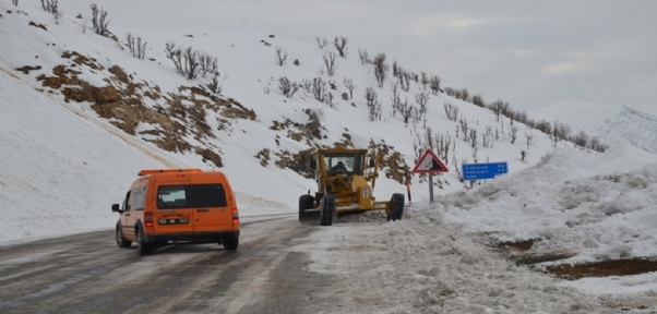 Şırnak`ta Ekiplerin Karla Mücadelesi Sürüyor