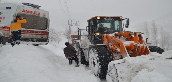 Hasta kurtarmaya giden ambulans kara saplandı