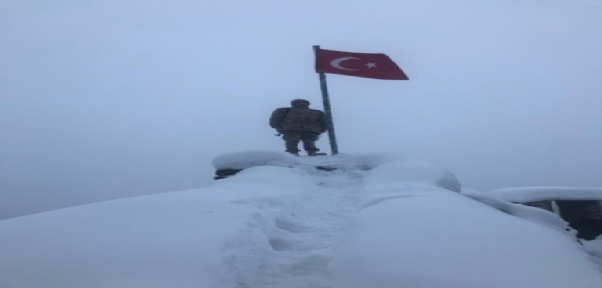 Güvenlik Korucuları Sınırda Bayrak Nöbetinde