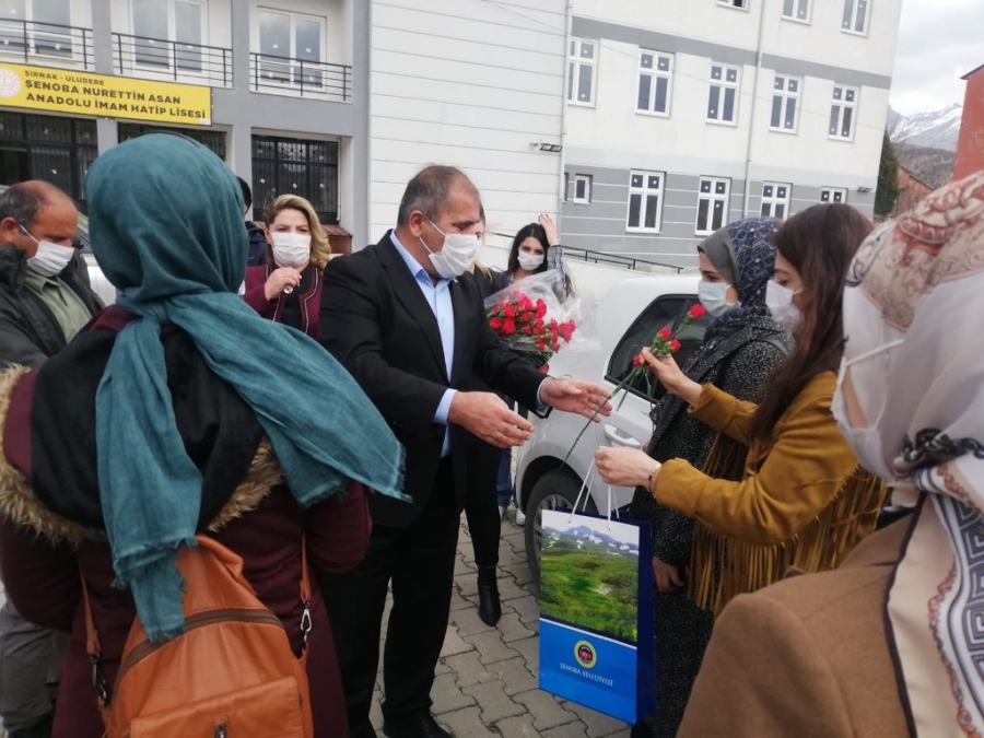 ŞENOBA BELEDİYE BAŞKANI ALİHAN BABAT KADINLARA KARANFİL DAĞITTI