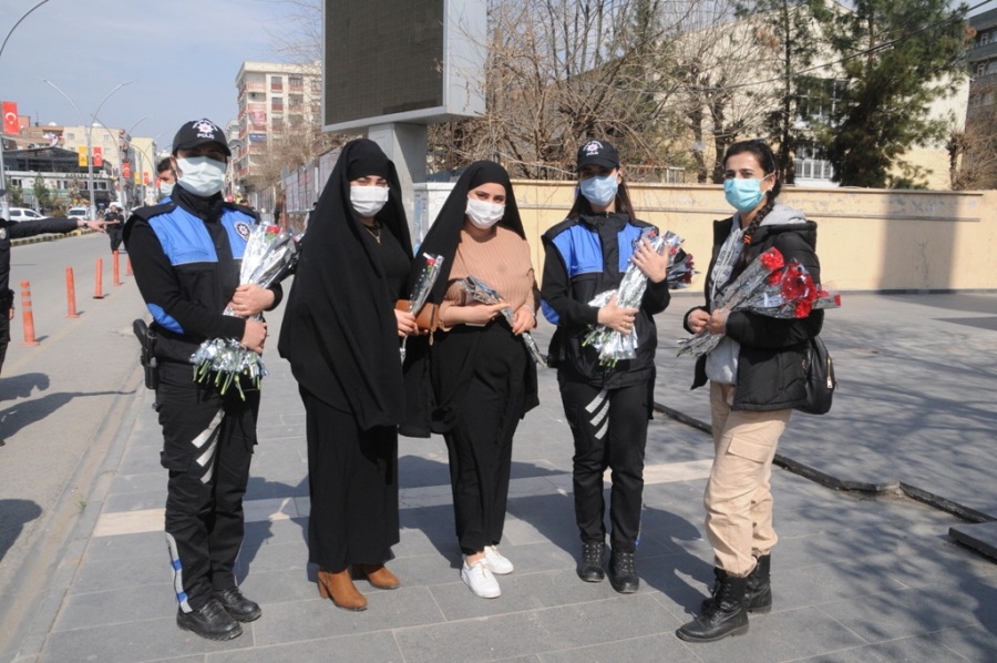 CİZRE POLİSİ KADINLARA ’KARANFİL’ HEDİYE ETTİ, GÜNLERİNİ KUTLADI