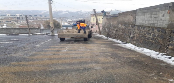 Cizre Belediyesi Buzlanmaya Karşı Yol Tuzlama Çalışması Başlattı