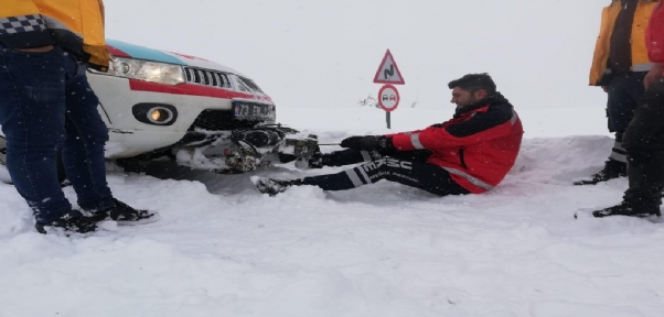 Yolda Kalan Paletli Ambulansı Karı Elleriyle Kazarak Çıkardılar