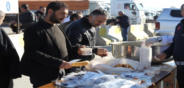 Habur`da bekleyen şoförlere çorba ikramı