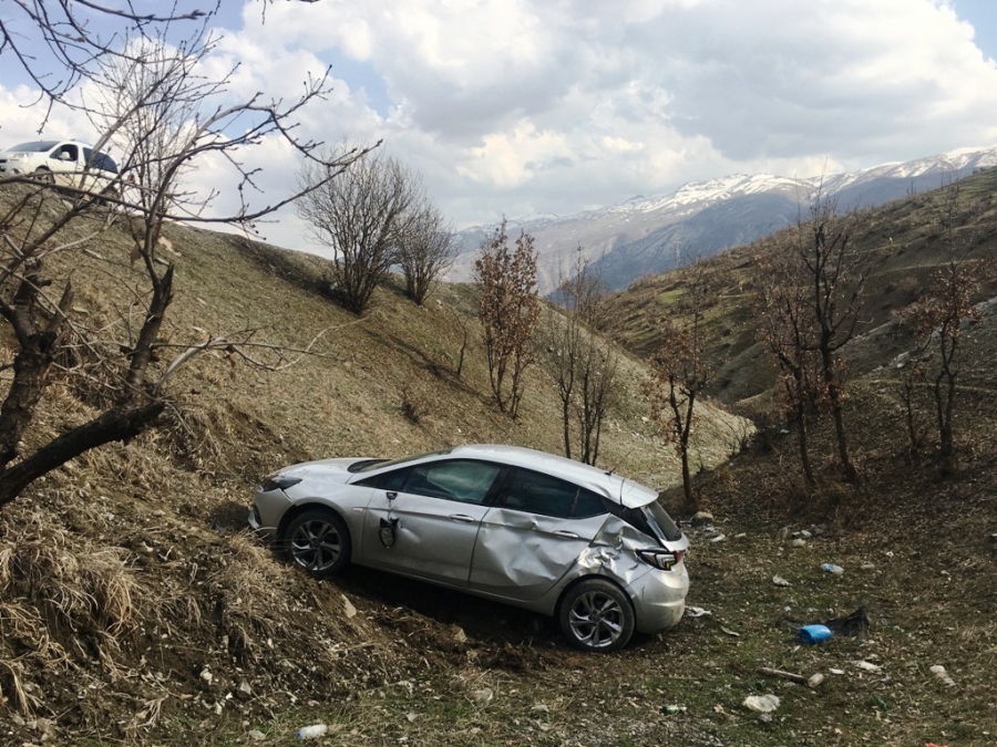 Direksiyon hakimiyetini kaybeden otomobil şarampole yuvarlandı