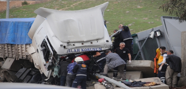 Cizre`de Freni Boşalan Tır, Polis Kapama Noktasına Daldı: 2 Yaralı