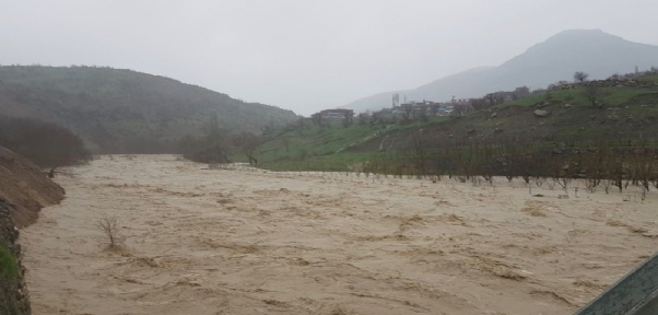 Sağanak Nedeniyle Dere Taştı, Araçlar Yolda Kaldı