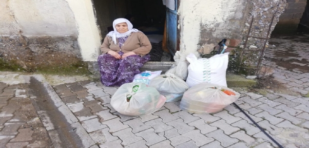 Bu Beldede Yaşlı Ve Hasta Yakınlarının Bakımını Üstlenenlerin De İhtiyaçları Karşılanıyor