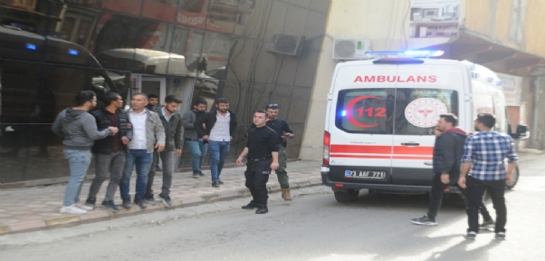 Cizre`de 5 Katlı Binanın Damına Çıkan Genci, Polis İkna Etti