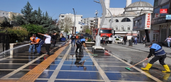 Cizre`de Cadde Ve Sokaklar Yıkanıyor