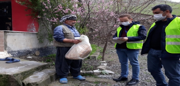 Uludere`de Yaşlıların Maaşları Evlerinde Teslim Edildi