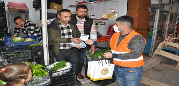 Cizre Belediyesi Esnaflara Maske ve Eldiven Dağıttı