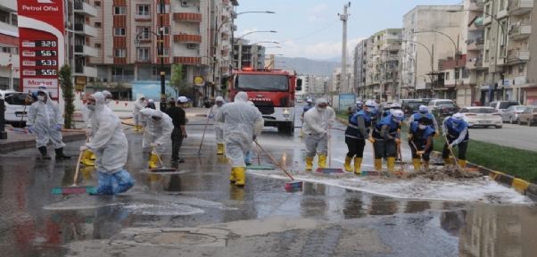 Cizre Belediyesi Caddeleri Dezenfekte Ediyor