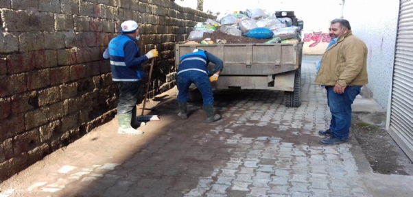 Cizre`de Belediye ekipleri Boş Alanlarda Biriken Çöpleri Topladı