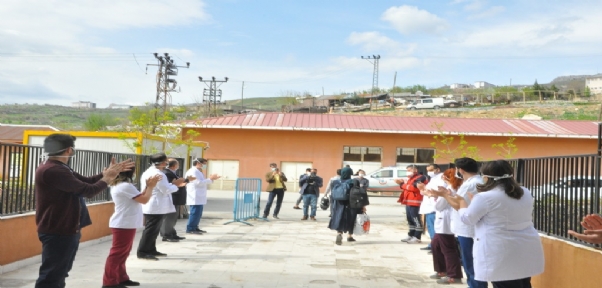 Şırnak`ta korona virüsü yenen 9 hasta alkışlarla taburu oldu