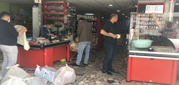 Şırnak`ta Bir Market Korona Virüs Nedeni İle Kasa Bölümünü Camla Kaplattı