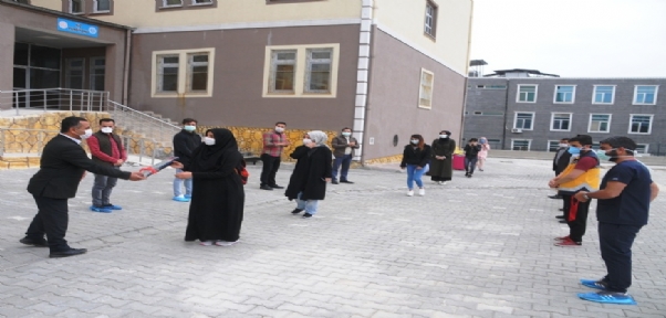 Şırnak`ta İzolasyon Sürecini tamamlayan 11 Sağlıkçı Alkışlarla uğurlanarak güllerle karşılandı.