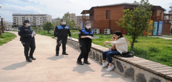 Cizre Polisi Covid-19 İle Mücadele Kapsamında Vatandaşlara Broşür Dağıttı