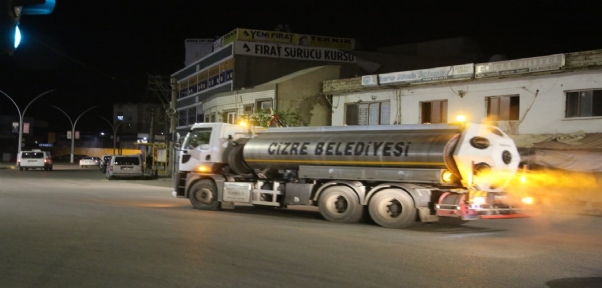 Cizre Belediyesi Mikronsis Aracı ile Cadde ve Sokakları Dezenfekte Ediyor