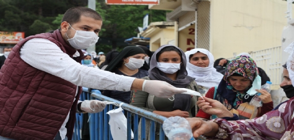 Silopi`de vatandaşlara ücretsiz maske dağıtıldı