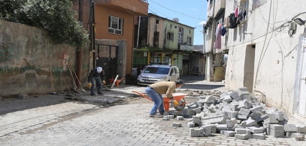 Cizre Belediyesi Kilit Parke ve Yama Çalışmasına Devam Ediyor