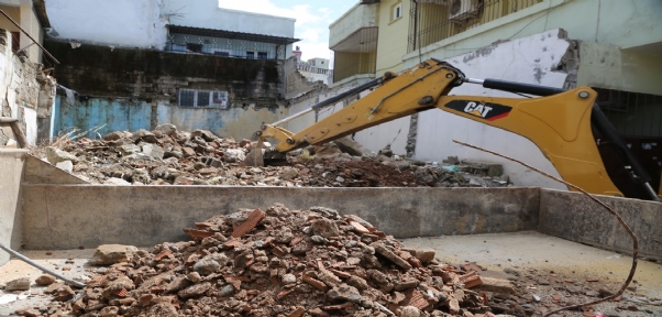 Cizre Belediyesi Yıkılan Metruk Binaların Molozlarını Kaldırıyor