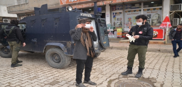 Beytüşşebap`ta polisler yaşlılara maske ve eldiven dağıttı