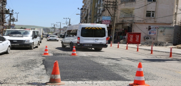 Cizre`de yol bakım ve onarım çalışmaları devam ediyor