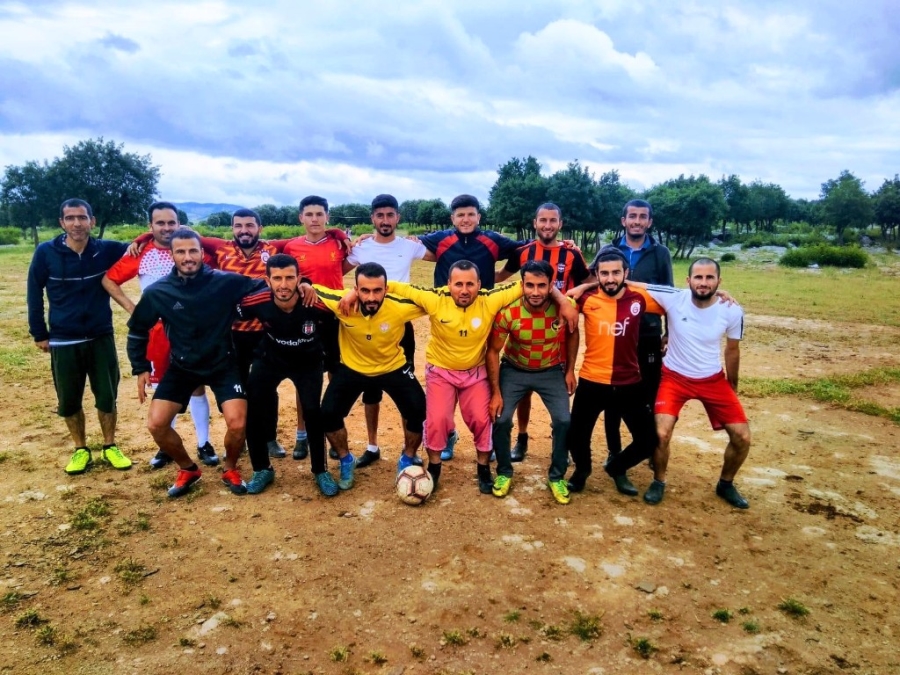 FUTBOL AŞKIYLA TAŞLI ARAZİYİ TEMİZLEYİP SAHAYA DÖNÜŞTÜRDÜLER