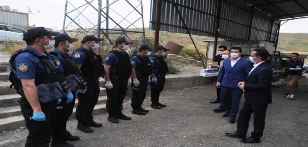 Cizre Kaymakamı Sinanoğlu`ndan polislere baklava ikramı