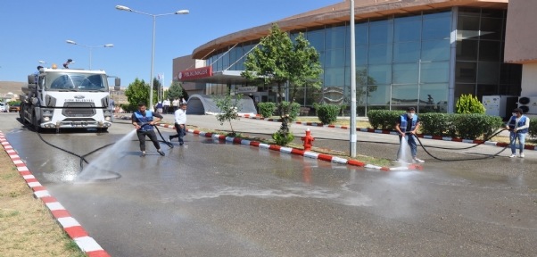 Cizre Belediyesi Devlet Hastanesinde Yıkama ve Dezenfekte Çalışması yaptı