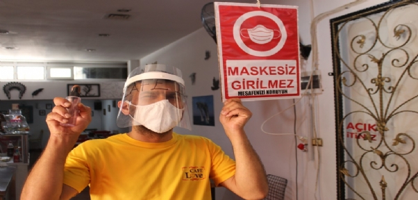 `Korona beni bulsun` diyen vatandaş, artık maske ve siperlikle dolaşıyor