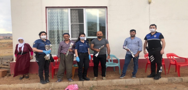 Cizre Polisi Babalar Günü Etkinliğinde Vatandaşlara Karanfil Dağıttı