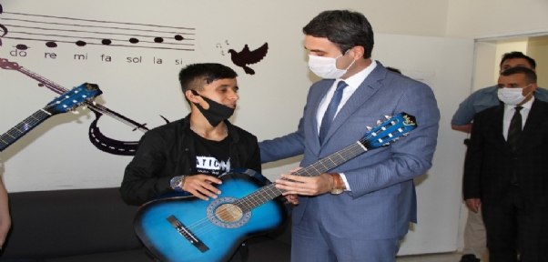 Silopi Kaymakamı Kuruca`dan Görme Engellilere Gitar Hediyesi