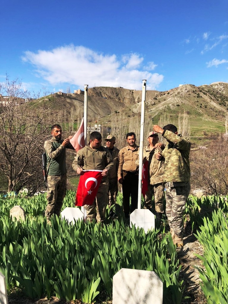 Uludere'de şehit mezarları temizlenip Türk bayrakları yenilendi