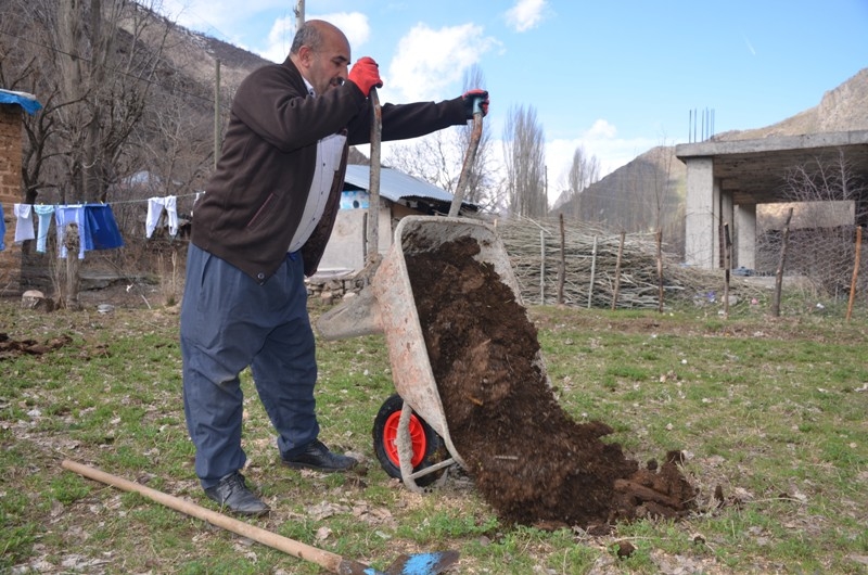 ŞIRNAK'TA AHIRDAN TARLAYA ORGANİK GÜBRE MESAİSİ BAŞLADI