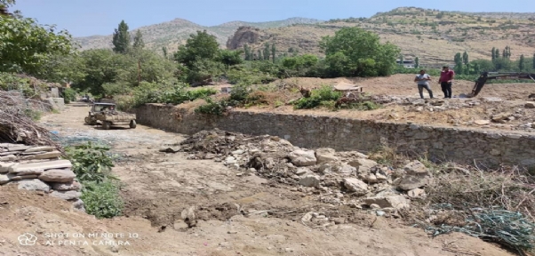 Uludere`deki dereler belediye ekipleri tarafından temizleniyor