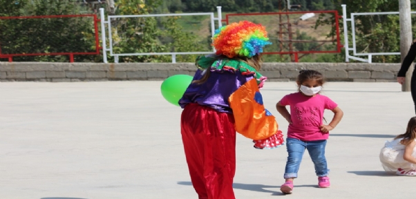 Okul Müdürü Öğrencilerini Palyaço Kıyafeti Giyerek Karşıladı